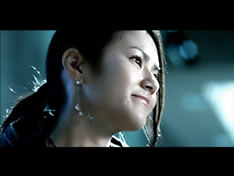 宮里藍が出演するテレビCMで、お茶の間にAIの歌声が響き渡る。