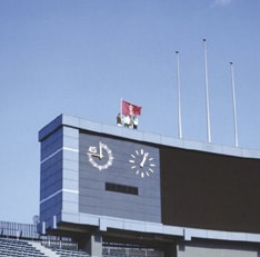 新生ウルフルズを打ち出すニューシングル「情熱 A Go-Go」は、「ガッツだぜ」「バンザイ」などを生み出した伊藤銀次とのタッグ復活作となっている。