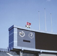 新生ウルフルズを打ち出すニューシングル「情熱 A Go-Go」は、「ガッツだぜ」「バンザイ」などを生み出した伊藤銀次とのタッグ復活作となっている。