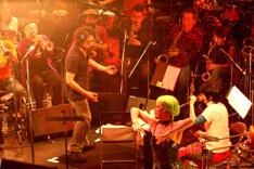 音楽ファンのみならず舞踏や演劇のファンからも熱い支持を受ける渋さ。カオスなステージは必見。