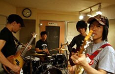 結成18年目を迎え、さらに精力的な活動を続けるフラワーカンパニーズ。