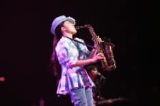 平原綾香] オトナになった綾香が初Saxを解禁 - 音楽ナタリー