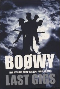 写真はDVD「LAST GIGS」のパッケージ。メンバーのシルエットが描かれたおなじみのロゴデザインもKATZ-MIYAKE氏のデザイン。連載2回目ではその制作秘話も語られている。