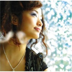 写真は3月14日にリリースされたPV14曲入りDVD＆写真集の付いた超豪華マキシ「way to heaven」。「涙の虹/SAVE ME」には「way to heaven」のリミックスも収録される。