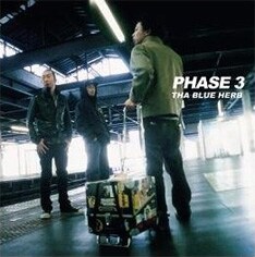 写真は現在ヒット中のシングル「PHASE 3」のCD版ジャケット。収録曲のインストが収められた12inchアナログも発売中。