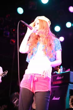 カリスマ的な人気を誇る彼女の貴重なライブパフォーマンス。応募はなんと3万通！　お客さんは圧倒的に女性比率が高く、「小悪魔」という彼女のビジュアルコンセプトに影響を受けた女の子がたくさん来場していた。