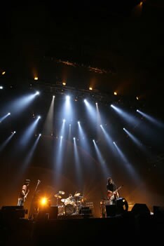 日本武道館に集まった8,000人を超えるオーディエンスをそのサウンドで酔わせたACIDMAN。