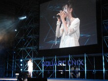 ゲームの世界観にマッチした「Lullaby For You」を歌うJYONGRI。パワフルな歌声で大勢のゲームファンを魅了した。