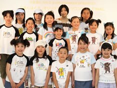 最終審査に残った子どもたちと記念撮影する宇多田。会場は終始笑顔に溢れたハッピーな空間となった。