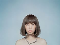 今回はビジュアル面で「N904i」とタッグ。街中のいたるところでYUKIの姿を見ることができそうだ（写真は「Wave」リリース時のアーティスト写真）。