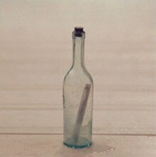 ニューシングル「マリンスノウ」のジャケットは、ボトルメールを題材にしたどことなく切ないデザイン。