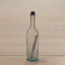 ニューシングル「マリンスノウ」のジャケットは、ボトルメールを題材にしたどことなく切ないデザイン。