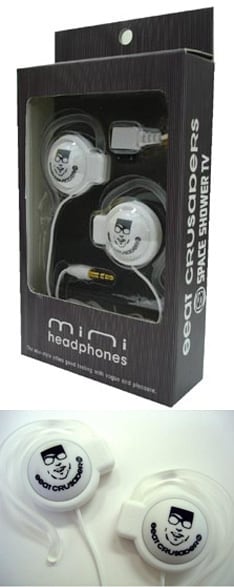 髪形が崩れない耳かけタイプ。携帯電話に使える平型プラグ変換コードも付属。