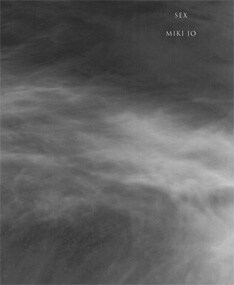 波の動きをモノクロでとらえた徐美姫の1st写真集「SEX」。昨年夏に3都市で開催されたこの写真集の刊行記念イベントに、豊田が出演しライブを行なっている。