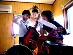 濃いメンツ揃いの対バンは必見。向井は6月16日よりスタートするZAZEN BOYSのツアーと並行してアコエレライブも続々と開催する。