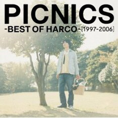 彼の10年のキャリアをまとめたベスト盤「PICNICS」のリリースを受けて行われたこの日のライブ。今回のライブ盤は、長年のファンはもちろん、本作で初めて彼の作品に触れる人にも楽しめる内容になるだろう。