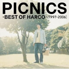彼の10年のキャリアをまとめたベスト盤「PICNICS」のリリースを受けて行われたこの日のライブ。今回のライブ盤は、長年のファンはもちろん、本作で初めて彼の作品に触れる人にも楽しめる内容になるだろう。