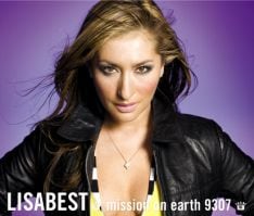 LISA初のベストアルバム「LISABEST-mission on earth 9307-」はCD2枚組。初回盤にはDVDも付属する。