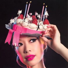 待ち受け画像第1弾として配布されているシングル「Big Bang Romance」のジャケット。