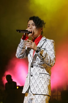 彼の主催する「くレーベル」のアーティストも多数出演し、ド派手に始まったホールツアー。全国各会場とも大盛り上がり間違いなしだ。