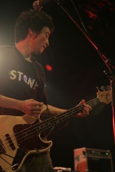 汗だくで演奏するはる。ライブ中盤では会場の扉を開けて換気をする（？）場面もあったほど。