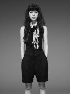 現在アルバム「YES」を引っさげた全国ツアー真っ最中の中島美嘉。ショートパンツからのぞくヒザがチャーミング。