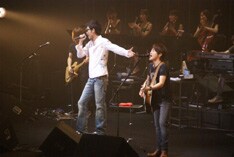 広島グリーンアリーナで圧巻のステージを披露したコブクロの2人。なお、チケットはすでに全会場ソールドアウトとなっている。