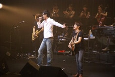 広島グリーンアリーナで圧巻のステージを披露したコブクロの2人。なお、チケットはすでに全会場ソールドアウトとなっている。