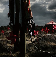 前作「Blind Romance/最果てのパレード」に収録された「最果てのパレード」はアニメ「OVER DRIVE」のエンディングテーマ。彼らにとってこの曲は初のアニメタイアップとなった。