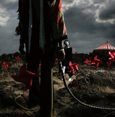 前作「Blind Romance/最果てのパレード」に収録された「最果てのパレード」はアニメ「OVER DRIVE」のエンディングテーマ。彼らにとってこの曲は初のアニメタイアップとなった。