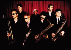 7月18日発売の「LET'S GET LOST」初回盤は3月に行われたライブ「LET'S GET LOST Vol.3」の全15曲を完全収録したDVD付。野音の予習アイテムとしても必携だ。