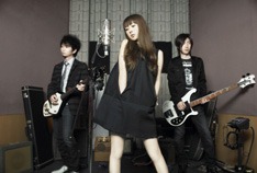 バンドのデビュー10周年を記念したシングル、そして5年ぶりの新曲ということで、その仕上がりに期待は高まるばかり。