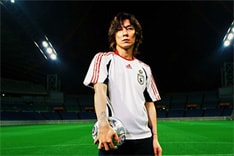 さらに、9月から開催される全国ツアーのタイトルが「吉井和哉 GENIUS INDIAN TOUR 2007」に決定。こちらもお楽しみに。