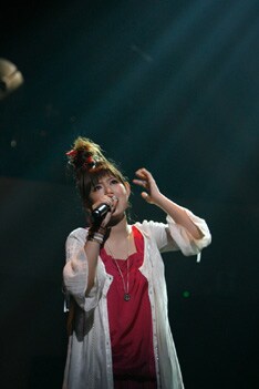 写真は昨日7月10日に東京国際フォーラムで行なわれた、全国ホールツアー追加公演の模様。堂々としたパフォーマンスで満員の観客を魅了した。