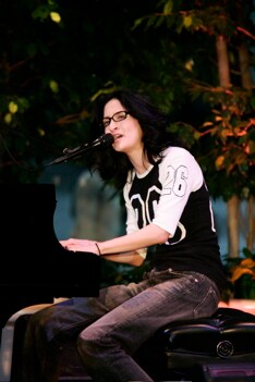 「たしかに」の中の「たしかに愛はある」というフレーズは、「友達の笑顔や、自分を大切に思ってくれる人がそばにいると気付くこと。そんな想いを表現したくて」思いついたとのこと。