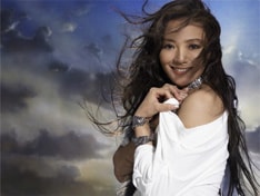 レーベルを移籍という大きな転機を迎えた杏里。オリジナルアルバムのリリースなど、今後の活動にますます期待が高まる。