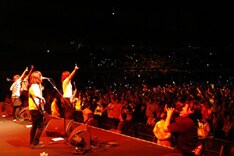 1万人の大観衆を前に圧巻のライブを繰り広げたオレスカバンド。国境を感じさせない大盛り上がりのライブとなった。