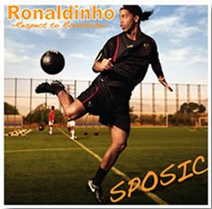 コンピの特設サイトでは現在ロナウジーニョの動画も公開中。