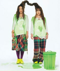 撮影を終えた2人は「ほんのり、セレブ気分を味わえました（由美）」「自分のことながら『PUFFYってすげぇえなぁ』と思いました（亜美）」とコメントしている。