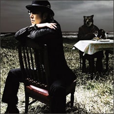 写真は佐野が6月13日にリリースした最新アルバム「COYOTE」。現在大きな反響を呼んでいる1枚だ。