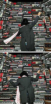 新作のジャケットデザインは大量のシンセサイザーを前に指揮をするm.c.A・T。上が2枚組バージョン、下が通常盤のデザインとなる。