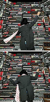 新作のジャケットデザインは大量のシンセサイザーを前に指揮をするm.c.A・T。上が2枚組バージョン、下が通常盤のデザインとなる。