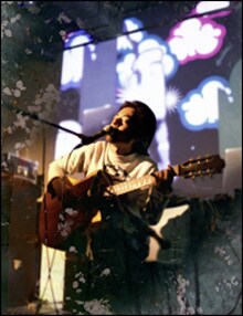 七尾旅人は昨日終了した「FUJI ROCK FESTIVAL '07」の「木道亭」ステージにて、殺到した大勢のファンを前にライブを披露した。