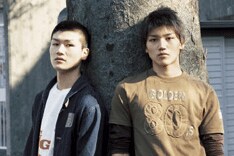 独自の世界観とともに、兄弟ならではの息の合ったハーモニーが魅力の彼ら。年を追うごとに、その音楽性にさらなる磨きをかけている。