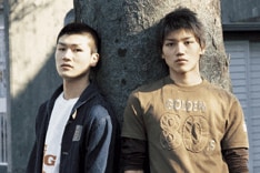 独自の世界観とともに、兄弟ならではの息の合ったハーモニーが魅力の彼ら。年を追うごとに、その音楽性にさらなる磨きをかけている。