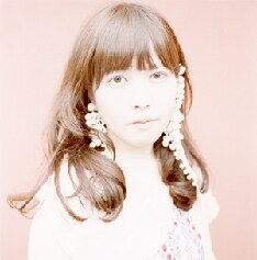 彼女の友人のデザイナー、ｅｒｉのブログでは現在フジロック出演時の潮音ライブ写真をアップ中。ぜひチェックを。