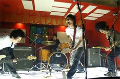 5月にリリースされたプレメジャーデビュー盤「The World e.p」は8月31日までの期間限定生産。まだ入手していない人は急いで購入しよう。