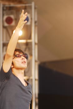 この日のライブはアップテンポなナンバーからスタート。夏らしい盛り上がりに満ちたライブとなった。