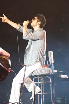 今回のシングルのジャケットには「POP STAR」のジャケットでも”共演”したラクダが再び登場するとのこと。どんなデザインになっているのか楽しみだ。