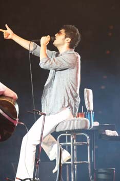 今回のシングルのジャケットには「POP STAR」のジャケットでも”共演”したラクダが再び登場するとのこと。どんなデザインになっているのか楽しみだ。